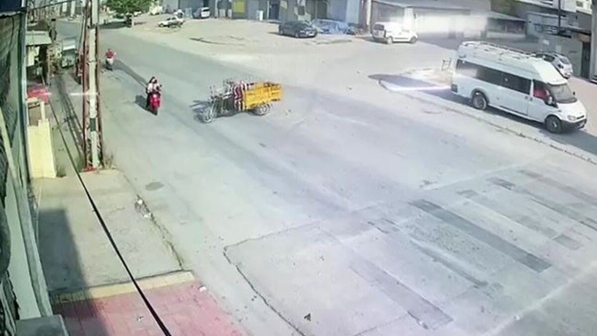 Adana’da ehliyetsiz sürücü anneye çarptı