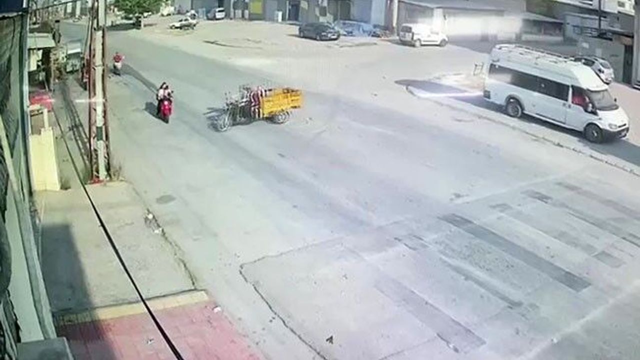 Adana’da ehliyetsiz sürücü anneye çarptı