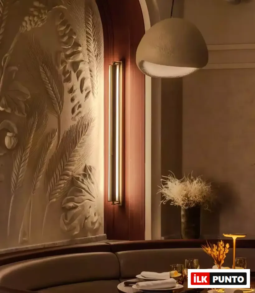 Alaz restoranının modern ve sıcak atmosfer sunan iç mekânından bir görünüm.