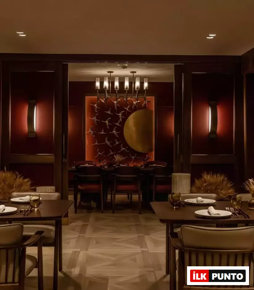 Alaz restoranının modern ve sıcak atmosfer sunan iç mekânından bir görünüm.