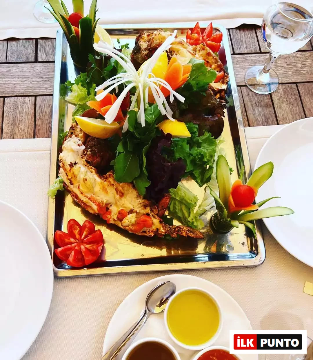 Marmaris Söğüt Köyü Octopus Restoran renkli balık sunumu.