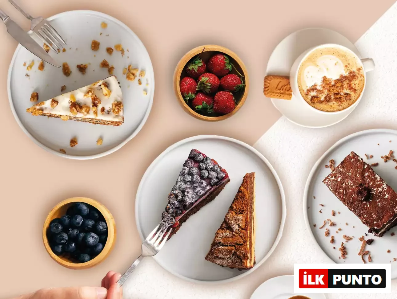 Alp Çekici –: İlk Punto, Alp Çekici - Şeflerin Lezzet Rotaları. Şefin önerisi CoffeeMania'yı yansıtan davetkar masa. İki renkli zeminde havuçlu, yaban mersinli, çikolatalı pasta dilimleri, taze çilek kaseleri ve Lotus bisküvili köpüklü kahve sunuluyor. Bir el çatalıyla orman meyveli pastayı