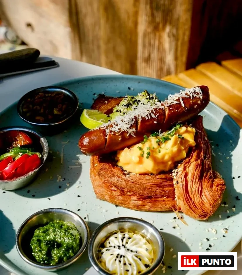 Brekkie Moda’da sosisli kahvaltı tabağı ve yan soslar