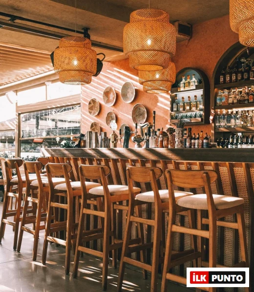 Allen Kitchen & Cocktail bar iç mekanı ve oturma alanı