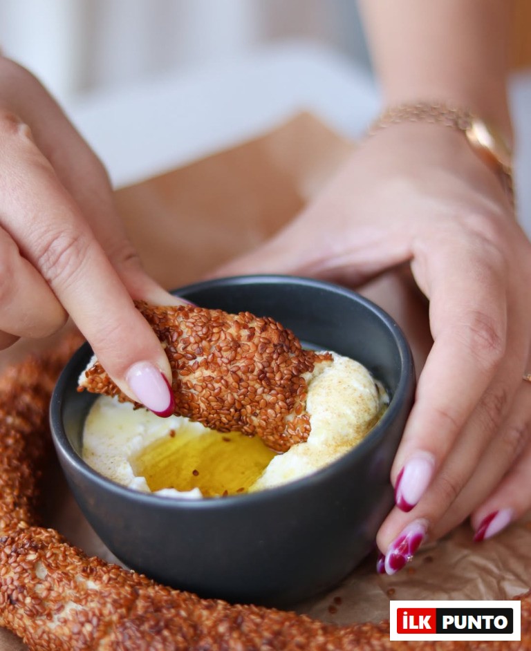 Beku Coffee kaşar ve simit