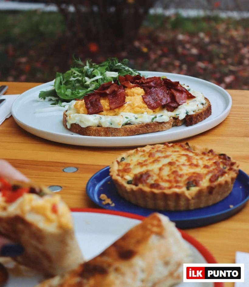 UN Bakery & Breakfast Club ekmeküstü yumurtalı kahvaltılıkları