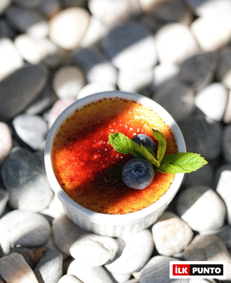 Nazende Bakery creme brulee ve yaban mersini