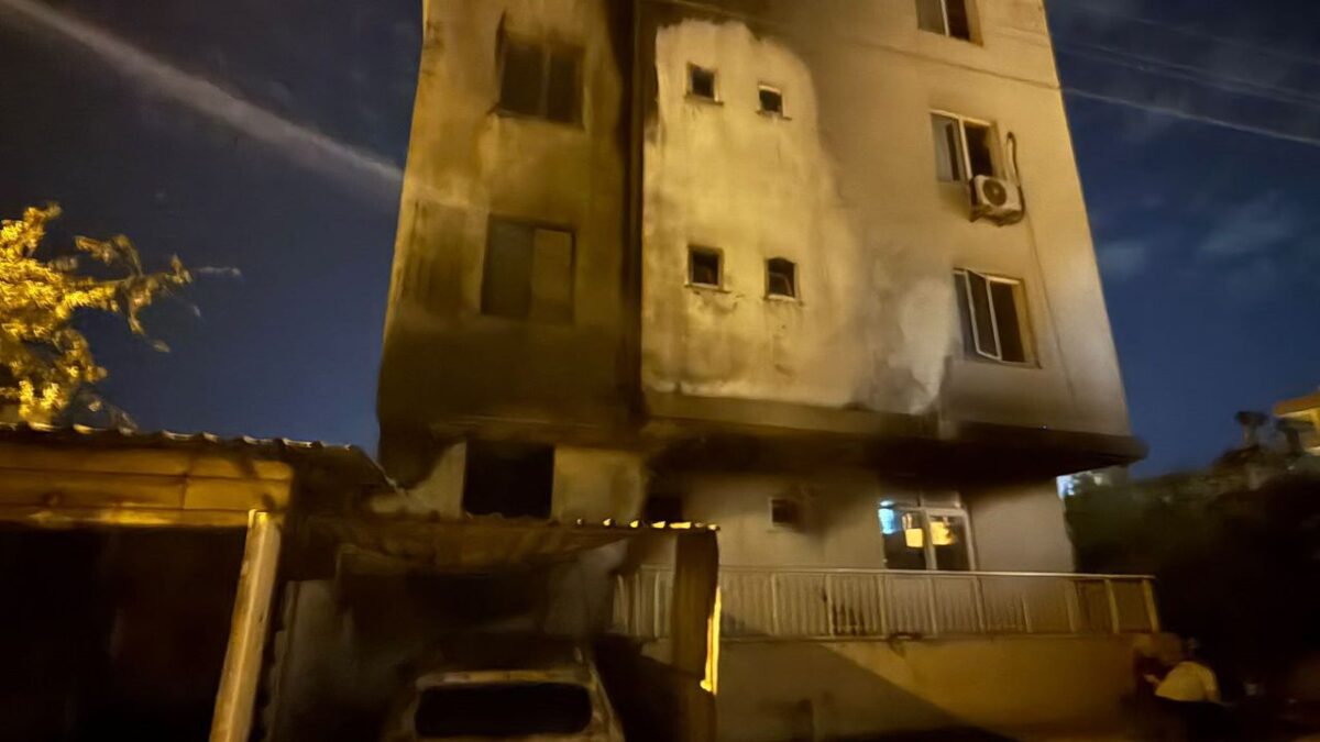 Antalya’da otomobil yandı! Alevler binaya sıçradı