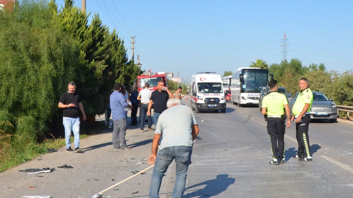 Antalya’da Servis Midibüsü Tur Otobüsüne Çarptı! 1’i Ağır 6 Yaralı