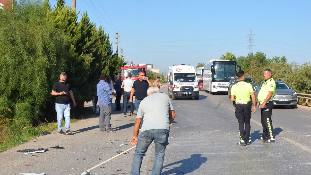 Antalya’da Servis Midibüsü Tur Otobüsüne Çarptı! 1’i Ağır 6 Yaralı