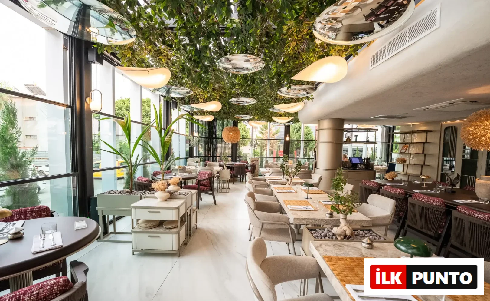 Antalya'da yeni nesil restoranlar arasında öne çıkan 4 KÖŞE RESTAURANT'ın, modern Akdeniz mutfağının ruhunu yansıtan, doğal bitki örtüsüyle süslü tavanı, çağdaş aydınlatmaları ve uzun sofralarıyla davetkar bir gastronomi deneyimi sunan şık iç mekanı.