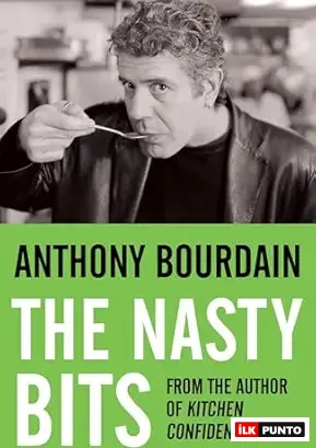 Anthony Bourdain'in The Nasty Bits kitabının kapağında, yazarın siyah beyaz fotoğrafı, kaşıkla yemek tadarken ciddi bir ifadeyle beliriyor, yeşil zemin üzerinde kitabın adı ve yazar bilgileri dikkat çekiyor.