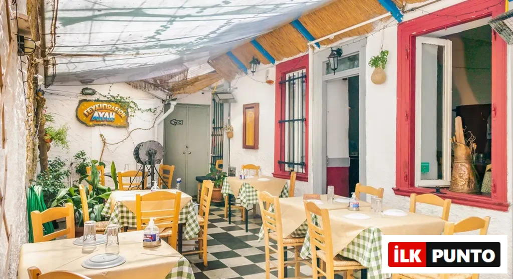 Avli adını taşıyan tabelasıyla dikkat çeken, beyaz badanalı duvarları, kırmızı çerçeveli pencereleri ve siyah beyaz kareli yer döşemesiyle geleneksel bir atmosfere sahip, üzeri tenteli açık hava restoranı avlusu, yeşil-beyaz kareli örtülü ahşap masaları ve sandalyeleriyle dolu.