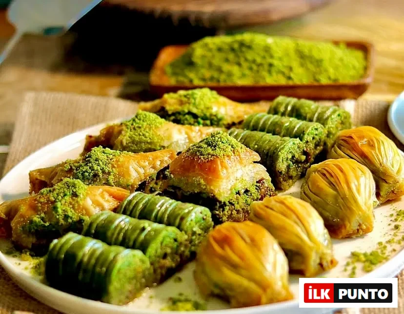 Beyaz bir tabakta sunulmuş, fıstık sarma, midye ve şöbiyet tabağı