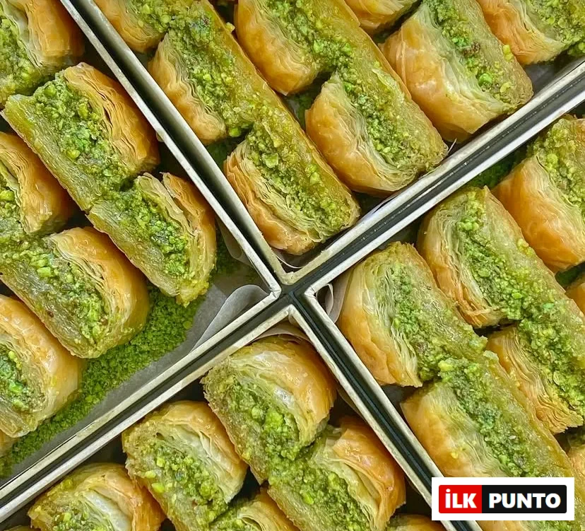 Metal tepsilere sıkıca dizilmiş, altın sarısı çıtır yufkaların arasından parlak yeşil Antep fıstıkları taşan şöbiyet baklavalar. Bu ipek inceliğindeki katmanlar, Türk mutfağının köklü ve eşsiz şerbetli tatlı ustalığını