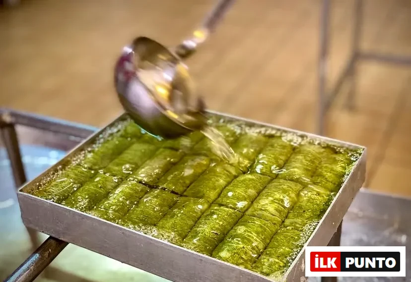 Üzerine şerbet dökülen fıstıklı baklava.