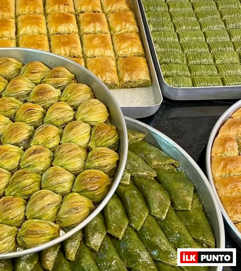 Bir çok farklı baklavaların bulunduğu tepsiler.