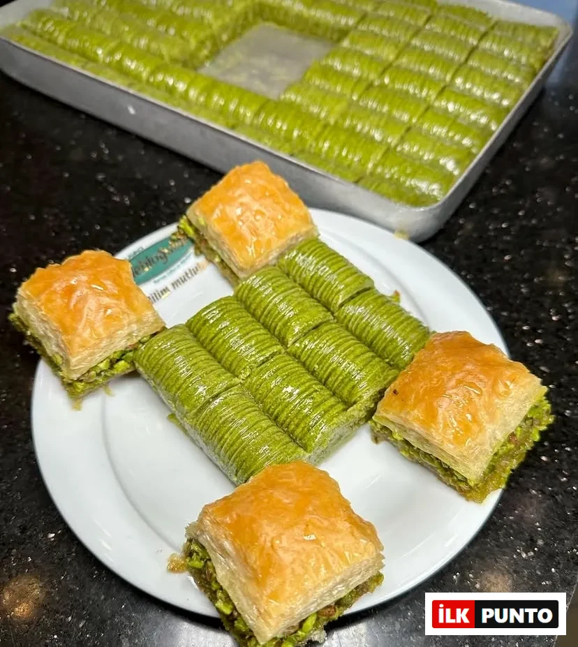 Çelebioğulları havuç dilim baklava ve fıstıklı baklava.