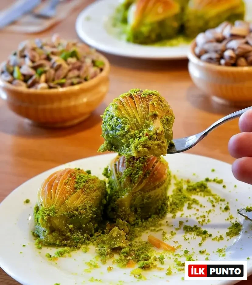 Fıstıkzade fıstıklı midye baklavası.