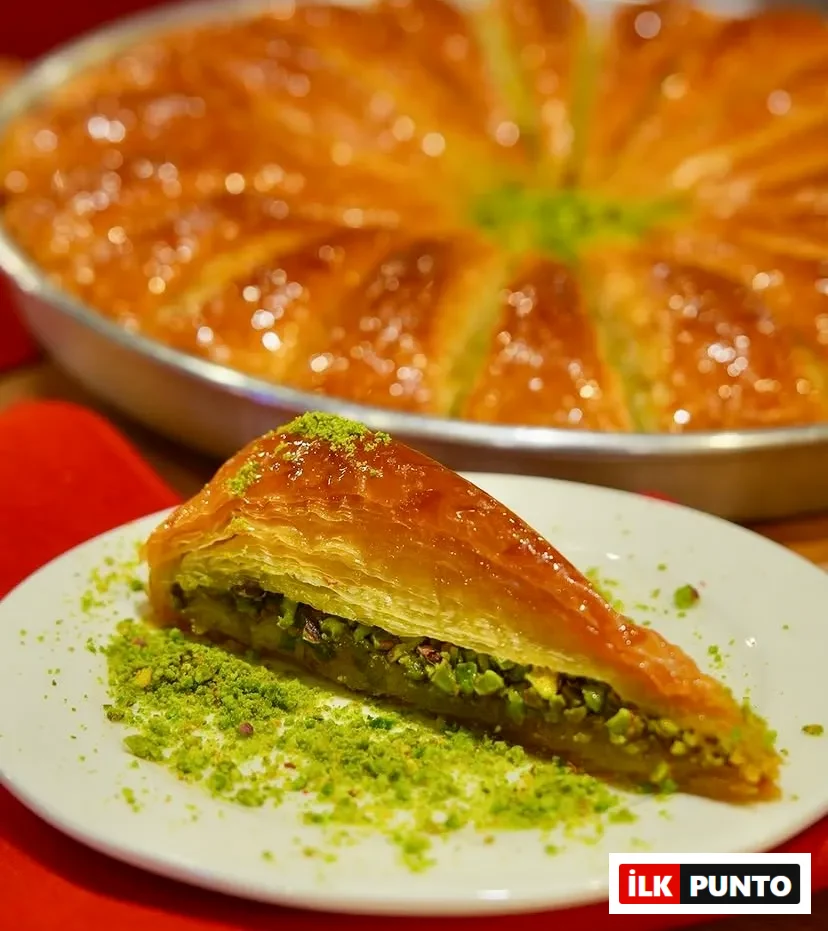 Fıstıkzade havuç dilim baklava tepsisi ve tabakta bservis edilen havuç dilim baklavası.