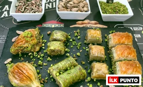 Karagöz Baklavaları farklı baklava çeşitleri yer alan sunumu.