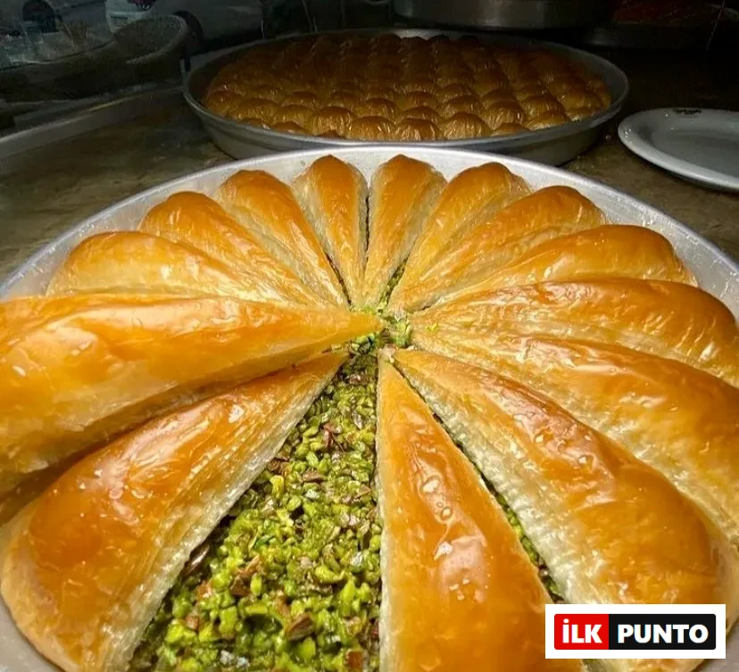 Üstüneller Baklavaları bir tepsi fıstıklı havuç dilim baklava.