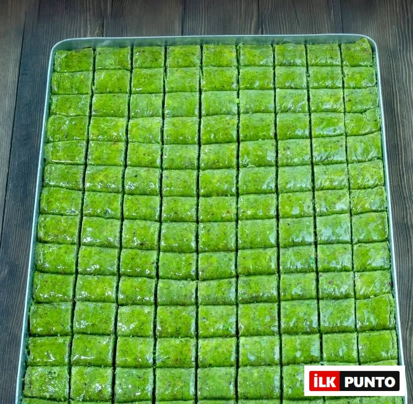 Üstüneller Baklavaları fıstıklı sarma baklava.