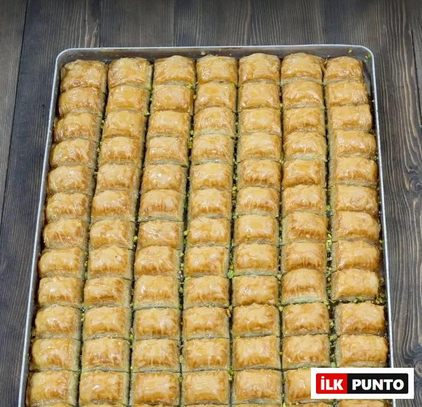 Üstüneller Baklavaları fıstıklı kare baklava.