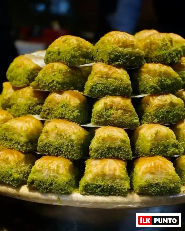 Özdemiroğlu Baklava fıstıklı kare baklava.