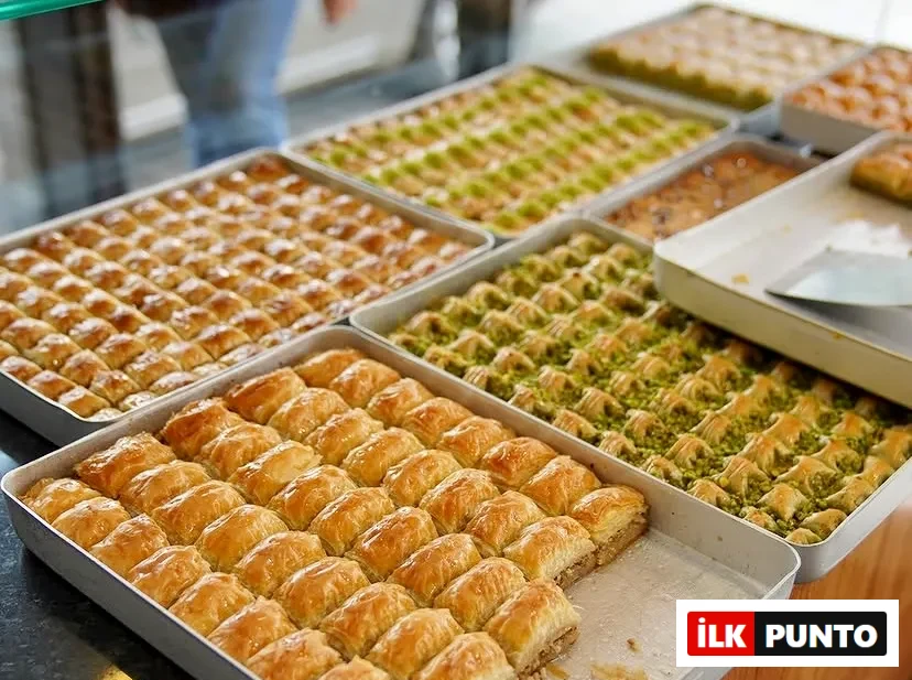 Şengüloğlu Baklava çeşitli baklava çeşitlerinin yer aldığı tepsiler.