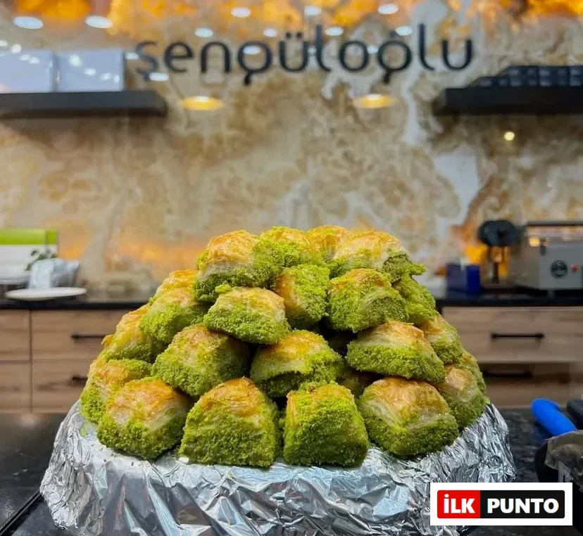 Şengüloğlu Baklava kare fıstıklı baklava.