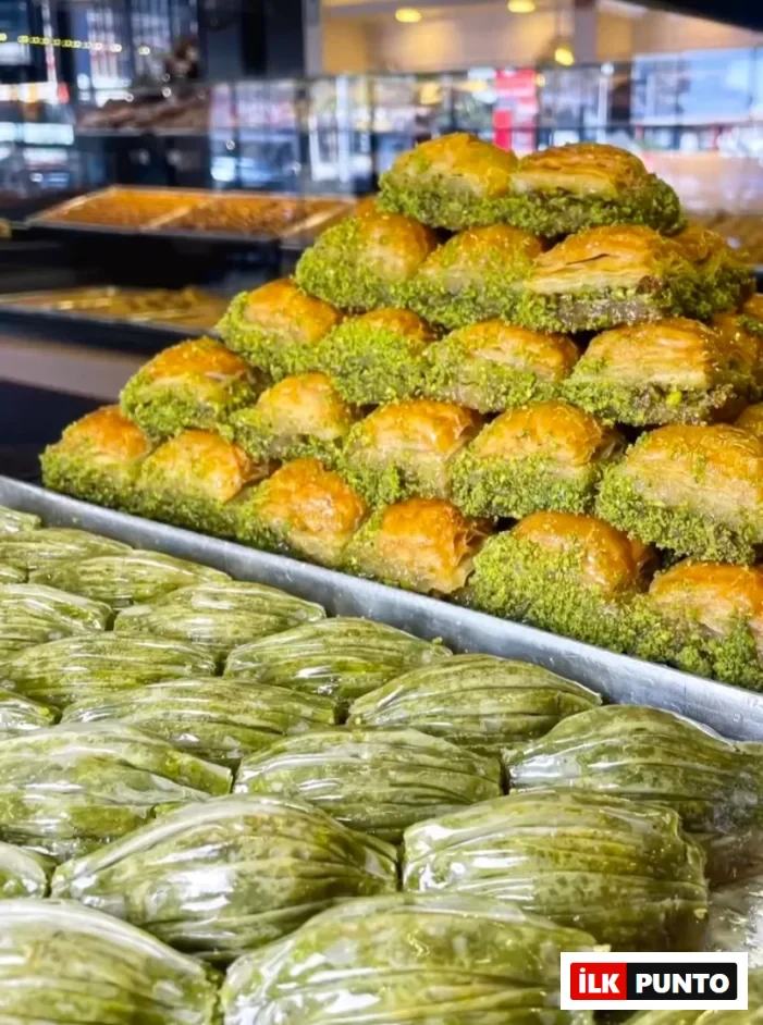 Hakan Usta Baklavaları sarma fıstıklı baklava ve kare fıstıklı baklava.