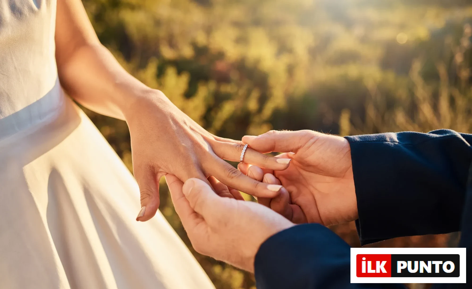 Bir erkeğin beyaz bir elbiseli kadının parmağına pırıl pırıl bir yüzük taktığı bu romantik ve sıcak an, Boğa burcunu Nisan ayında aşk hayatında bekleyen aniden başlayan, sürpriz dolu ve kalıcı ilişkileri, yani beklenmedik büyük değişimleri güçlü bir şekilde yansıtıyor.