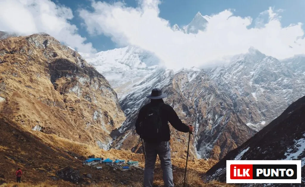 Nepal’de Annapurna dağlarında yürüyen bir doğa gezgini. Yüksek irtifa ve dramatik manzaralar eşliğinde zorlu bir trekking.