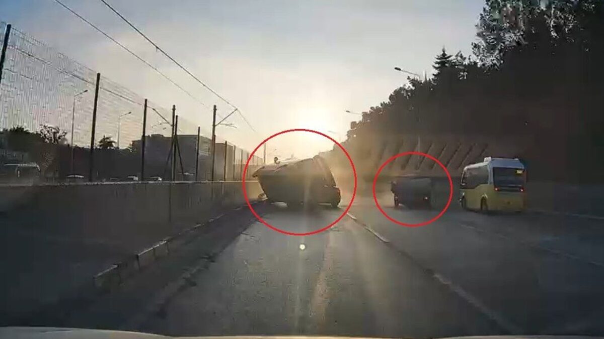 Bursa’da Hafif Ticari Araç Otomobilin Üzerine Devrildi