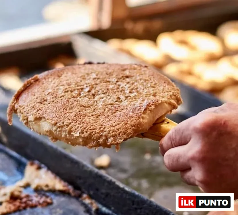 Bursa’ya özgü tahinli pide tahanlı, Tarihi İnanç Fırını’nda taş fırında pişirilirken