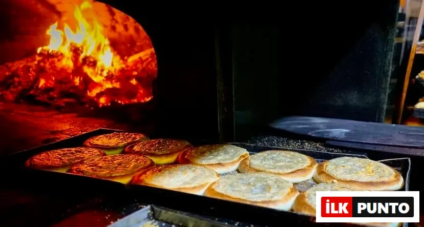 Bursa Abdal Meydanı’ndaki Tarihi Taş Fırın’da odun ateşinde pişen geleneksel tahanlı pide