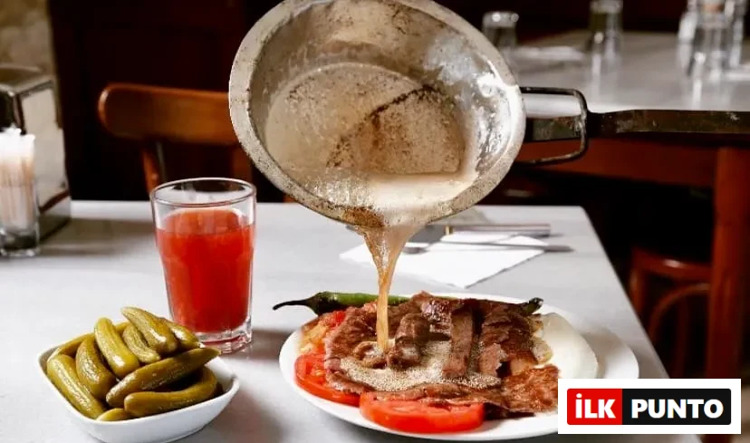Bursa Uludağ Kebapçısı’nda tereyağı dökülen İskender kebap, yanında turşu ve şalgam suyu ile geleneksel sunum