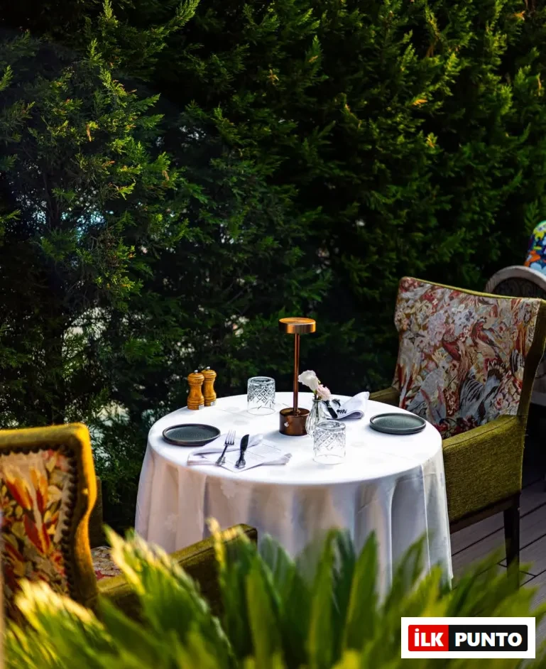 Bursa Tola Restaurant bahçe bölümünde şık dekorasyonlu masa düzeni