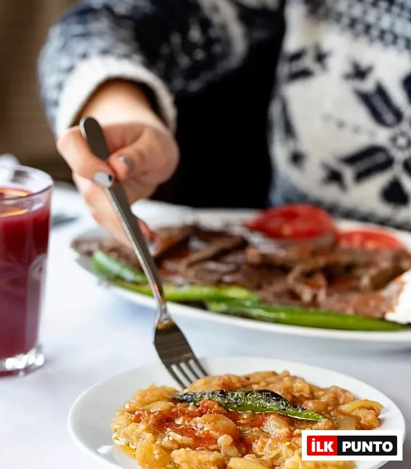 Mavi Dükkan Kebapçı İskender’de servis edilen köz patlıcan meze ve arka planda İskender kebap tabağı