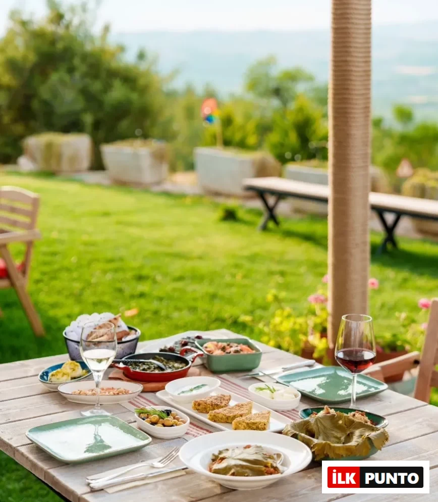 Lermonos’ta yerel mezeler ve şaraplarla hazırlanan açık hava sofrası.