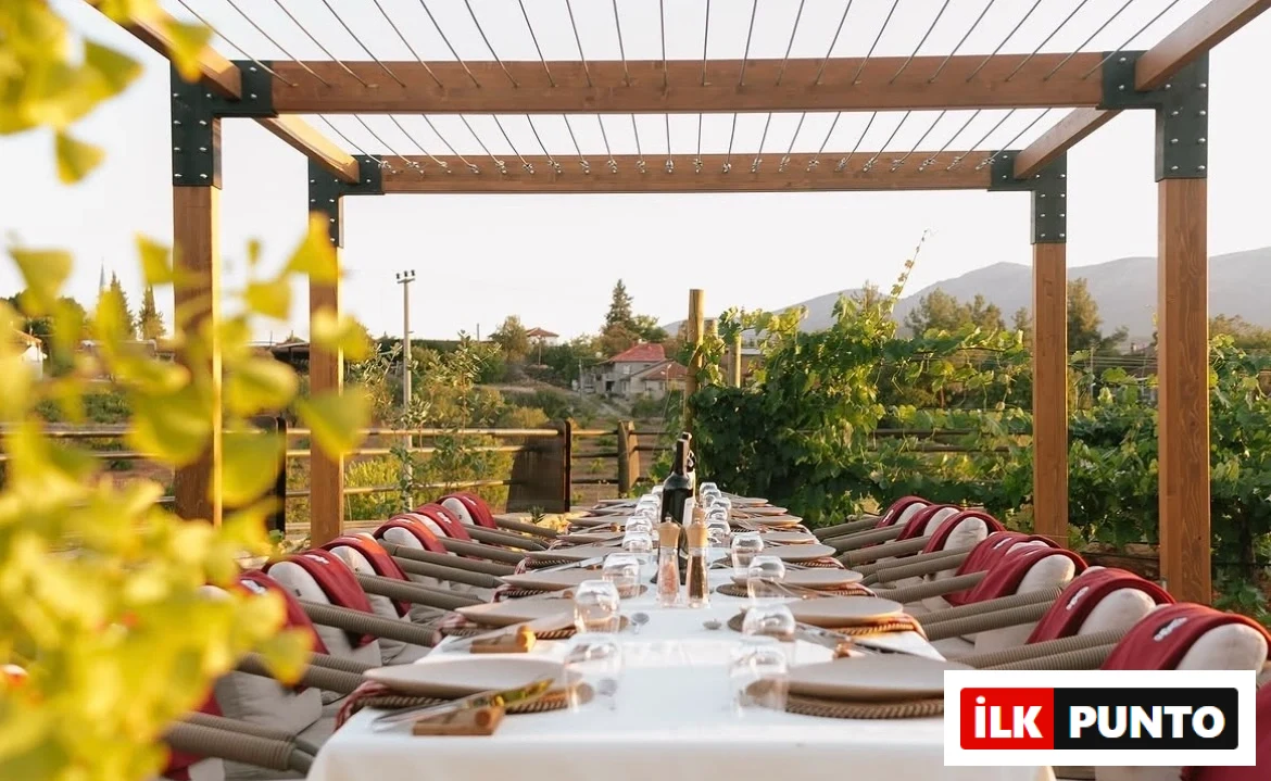 Erdel Hanchalar Restoran’da Çal bağlarına karşı hazırlanmış uzun yemek masası.
