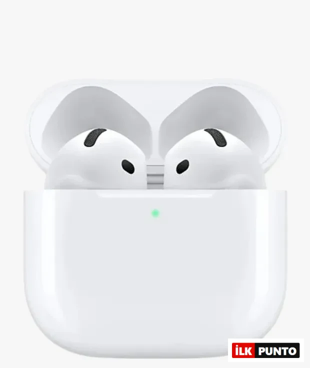 Beyaz Apple AirPods kablosuz kulaklıklar, şarj kutusu açık halde ve ön yüzünde yeşil LED ışık yanarken önden görünüm.