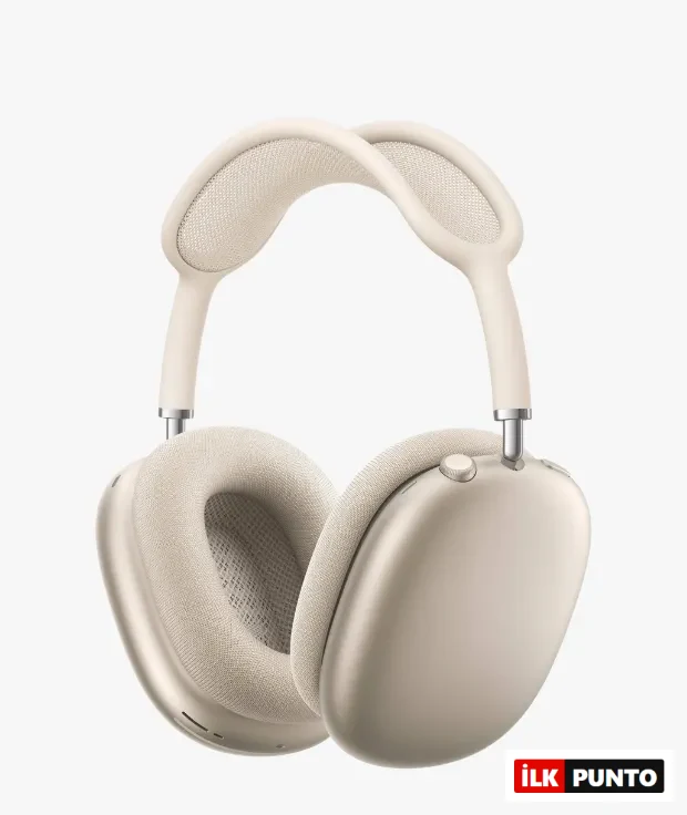 Bej renk Apple AirPods Max kablosuz kulak üstü kulaklık, örgü kafa bandı ve yumuşak kulak yastıklarıyla önden üç çeyrek açıdan görünüm.