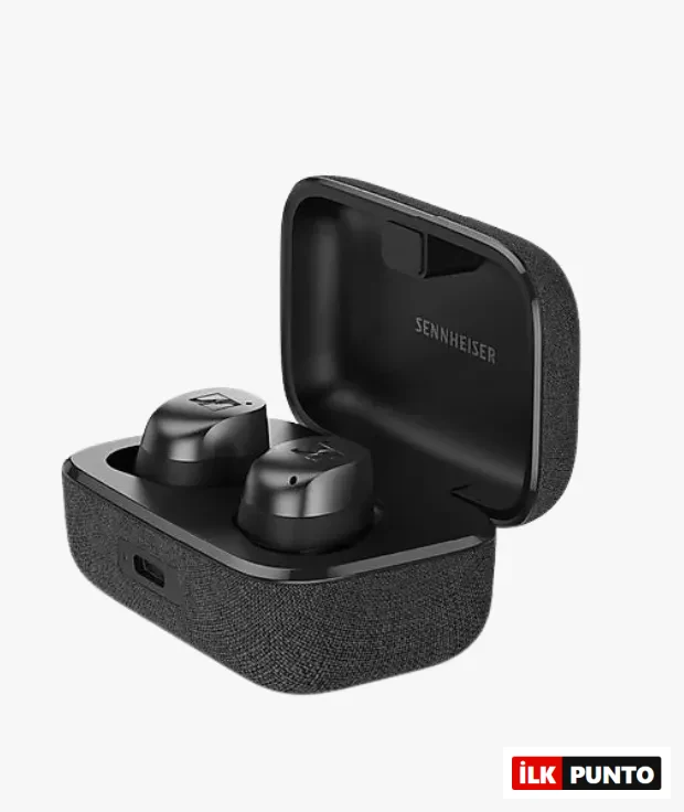 Siyah Sennheiser Momentum True Wireless 4 kablosuz kulak içi kulaklıklar, kumaş kaplı şarj kutusu açık halde ve önden üç çeyrek açıdan görünüm.
