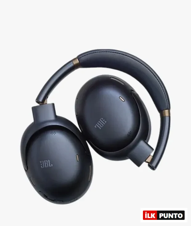 Lacivert JBL Tour One M3 kablosuz kulak üstü kulaklık, altın tonlu detaylara sahip kafa bandı ve oval kulak kapaklarıyla önden çapraz açıdan görünüm.