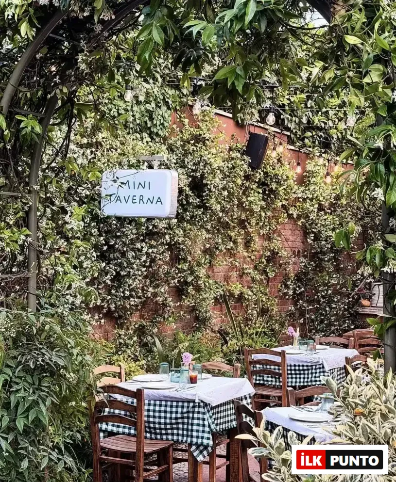 Yeşil sarmaşıklar, beyaz yasemin çiçekleri ve asma fenerlerle bezeli tuğla duvarın önünde, üzerinde Mini Taverna yazan tabelanın da yer aldığı, beyaz ve yeşil kareli örtülü ahşap masalar ile sandalyelerin bulunduğu, Etilerdeki bu şirin dış mekan, misafirlerini huzurlu bir atmosfere davet ediyor.