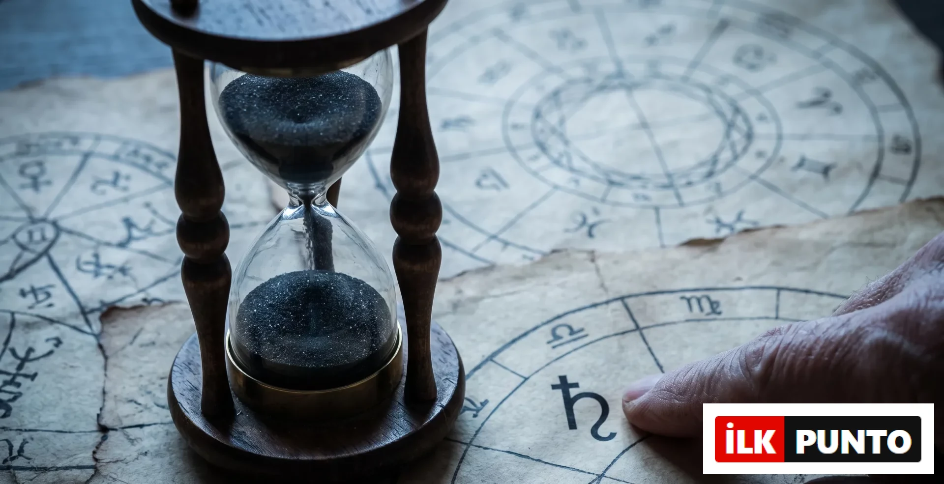 Eski bir parşömen üzerindeki doğum haritasında, kum saatinin yanında bir elin astrolojik sembollerden biri olan Satürn'ü işaret ederek babalık figürlerinin doğum haritası analizindeki önemini vurguladığı büyüleyici bir an.