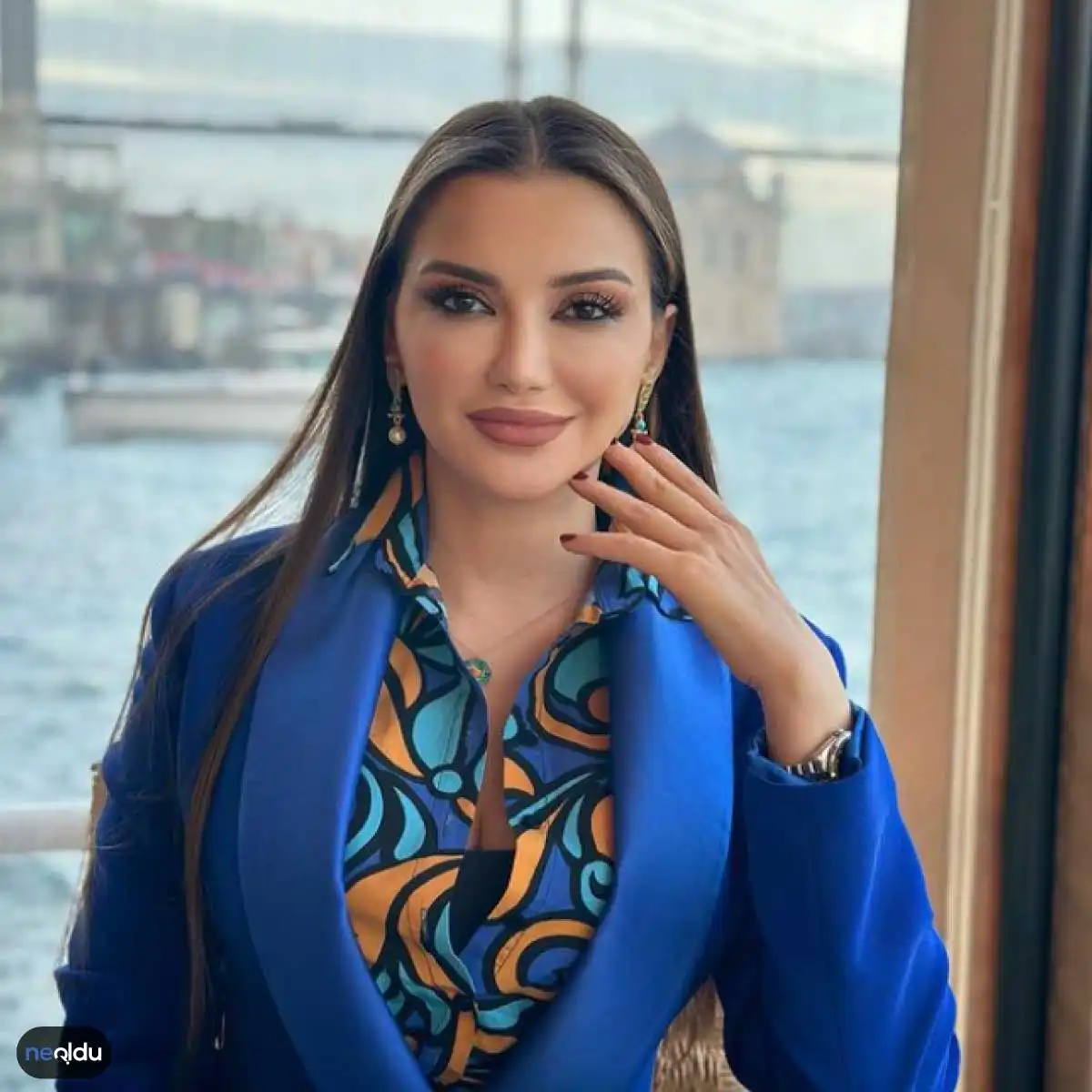 Esra Ezmeci Kitapları Esra Ezmeci Kimdir?