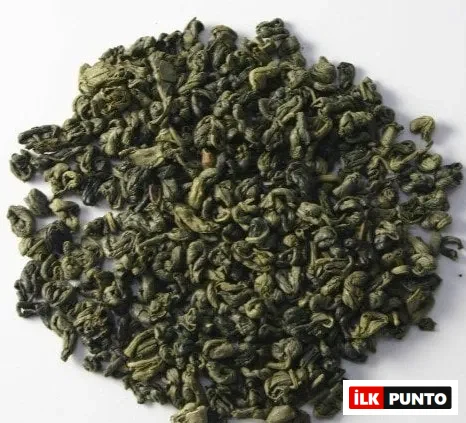 Sıkı şekilde yuvarlanmış yapraklarıyla bilinen geleneksel Gunpowder yeşil çay.